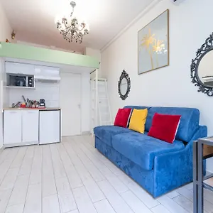 https://superb-little-boudoir-champs-elysees.fr-paris.fr