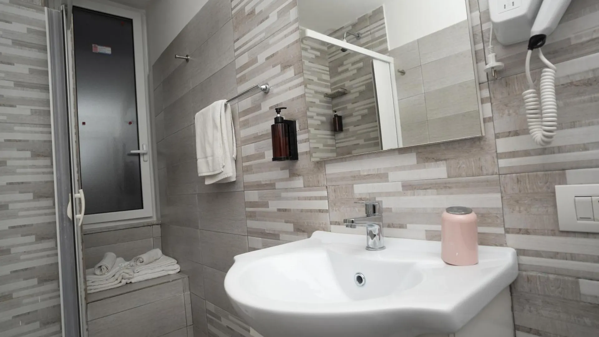 Flyresidence Garibaldi Naples 0*,